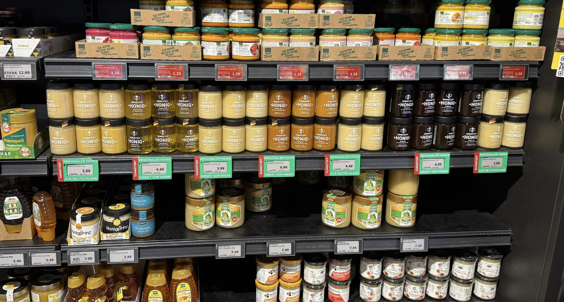 SUMMSTOFF Honigregal im Supermarkt