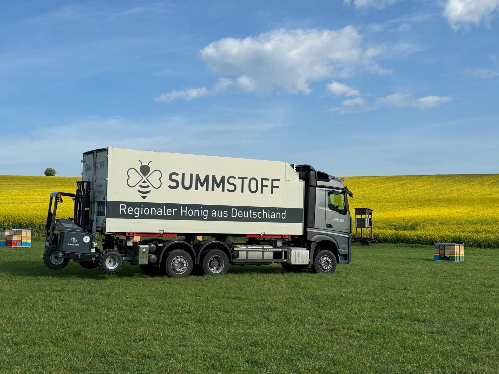 SUMMSTOFF-LKW mit Bienenstapler
